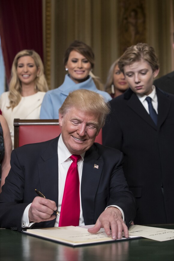 Donald Trump entouré de sa famille lors de son investiture le 20 janvier 2017, à Washington.