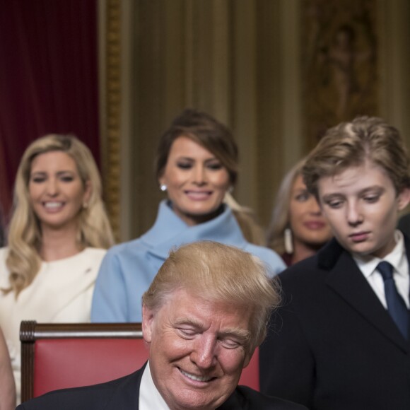 Donald Trump entouré de sa famille lors de son investiture le 20 janvier 2017, à Washington.