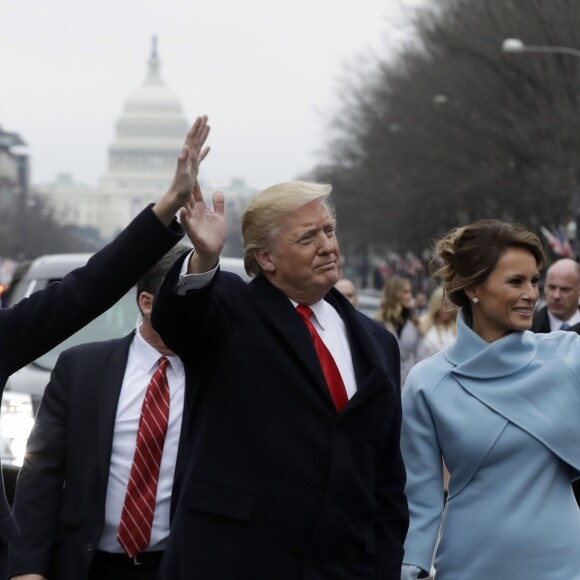 Donald Trump salue la foule sur Pennsylvania Avenue avec sa femme Melania Trump et lerus fils Barron, le 20 janvier 2017.