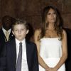 Donald Trump se déclare candidat à l'investiture républicaine pour la présidentielle de 2016 lors d'une conférence à New York, le 16 juin 2015, en présence de sa femme Melanie et leur fils Barron.