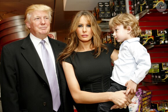 Donald Trump, sa femme Melania et leur fils son Barron à l'évènement Bunny Hop, à New York , le 11 mars 2008.
