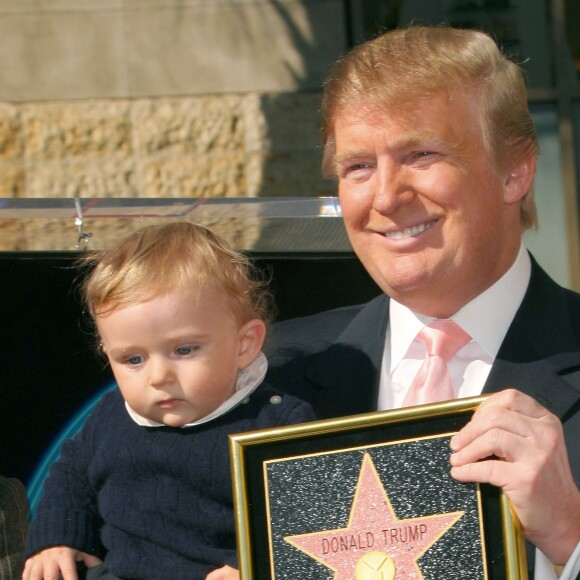 Donald Trump reçoit son étoile sur le Walk of Fame, avec son filsBarron Trump, Hollywood, le 16 janvier 2007.