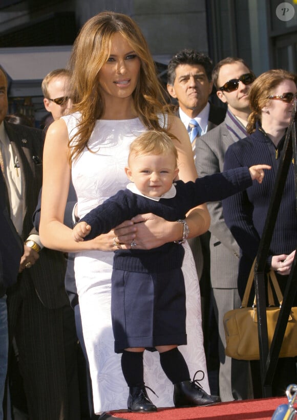 Donald Trump reçoit son étoile sur le Walk of Fame, en présence de sa femme Melania et de leur fils Barron Trump, Hollywood, le 16 janvier 2007.