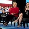 Hilary Clinton en meeting à Haverford, le 4 octobre 2016, avec sa fille Chelsea et l'actrice Elizabeth Banks.