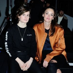 Heloïse Letissier (Christine and the Queens) et Charlotte Le Bon - Défilé AMI Alexandre Mattiussi, collection homme automne-hiver 2017-2018 à la Cité de la Mode et du Design. Paris, le 21 janvier 2017.