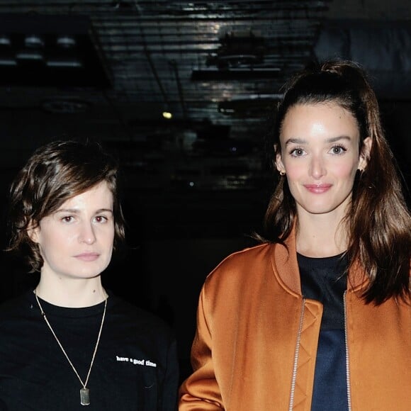 Heloïse Letissier (Christine and the Queens) et Charlotte Le Bon - Défilé AMI Alexandre Mattiussi, collection homme automne-hiver 2017-2018 à la Cité de la Mode et du Design. Paris, le 21 janvier 2017.