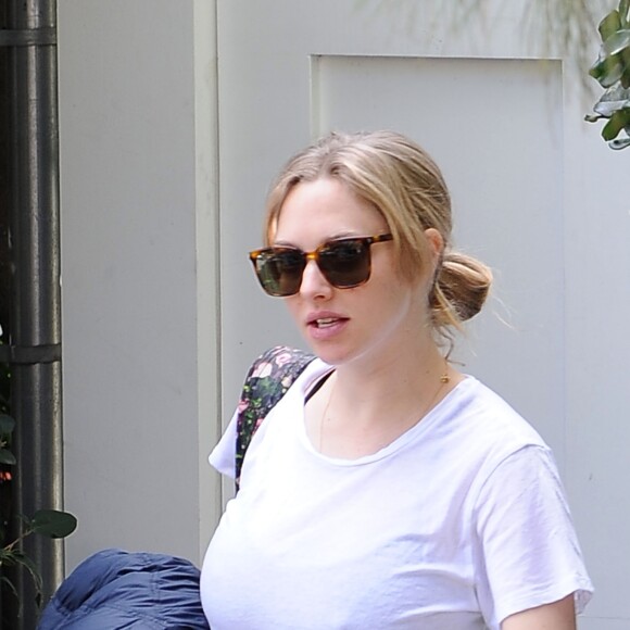 Exclusif - Amanda Seyfried enceinte à la sortie d'une maison à Beverly Hills, le 21 janvier 2017