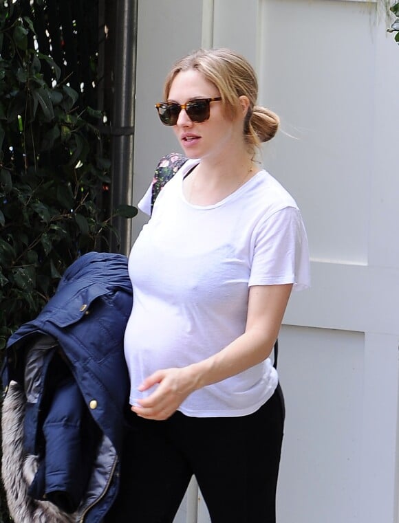 Exclusif - Amanda Seyfried enceinte à la sortie d'une maison à Beverly Hills, le 21 janvier 2017