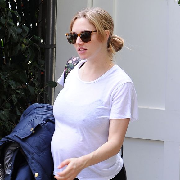 Exclusif - Amanda Seyfried enceinte à la sortie d'une maison à Beverly Hills, le 21 janvier 2017