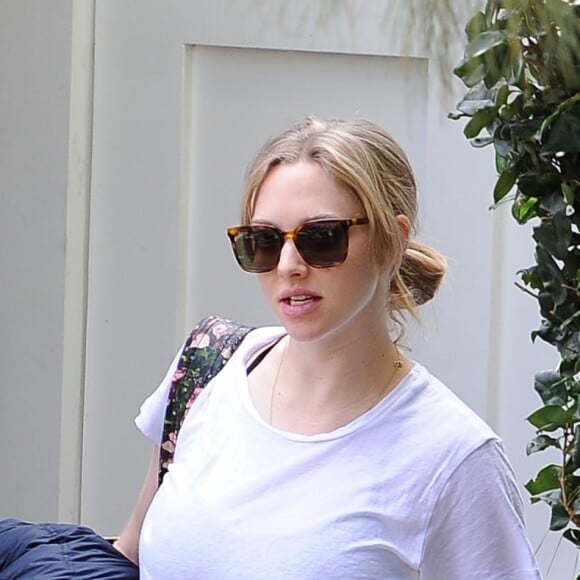 Exclusif - Amanda Seyfried enceinte à la sortie d'une maison à Beverly Hills, le 21 janvier 2017