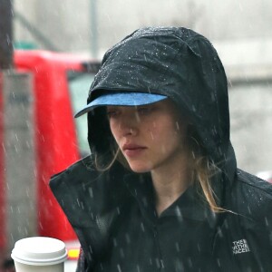 Exclusif - Amanda Seyfried sous la pluie à la sortie d'un Starbucks à Beverly Hills, le 20 janvier 2017