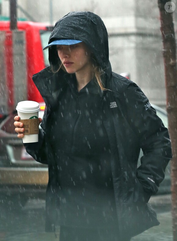 Exclusif - Amanda Seyfried sous la pluie à la sortie d'un Starbucks à Beverly Hills, le 20 janvier 2017