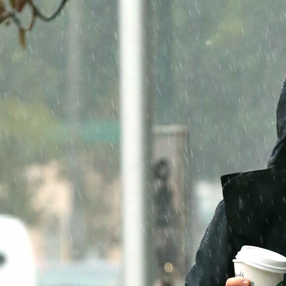Exclusif - Amanda Seyfried sous la pluie à la sortie d'un Starbucks à Beverly Hills, le 20 janvier 2017