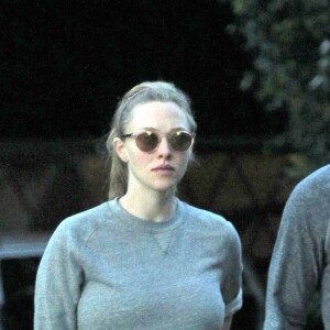 Amanda Seyfried enceinte et son fiancé Thomas Sadoski se promènent en amoureux dans les rues de Studio City, le 14 janvier 2017
