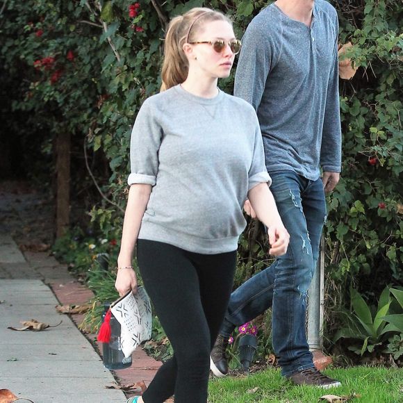 Amanda Seyfried enceinte et son fiancé Thomas Sadoski se promènent en amoureux dans les rues de Studio City, le 14 janvier 2017