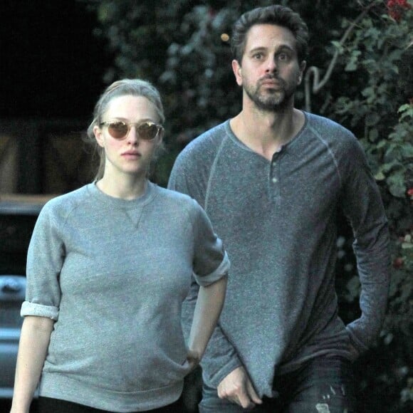 Amanda Seyfried enceinte et son fiancé Thomas Sadoski se promènent en amoureux dans les rues de Studio City, le 14 janvier 2017
