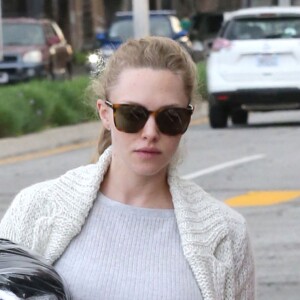 Exclusif - Amanda Seyfried, enceinte de son premier enfant, récupère son chien Finn au chenil à Hollywood le 13 janvier 2017.