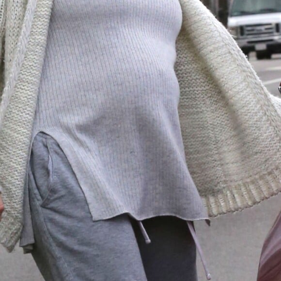 Exclusif - Amanda Seyfried, enceinte de son premier enfant, récupère son chien Finn au chenil à Hollywood le 13 janvier 2017.