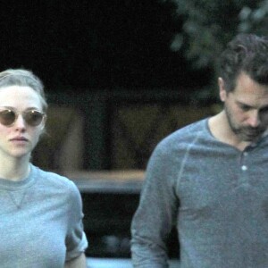 Amanda Seyfried enceinte et son fiancé Thomas Sadoski se promènent en amoureux dans les rues de Studio City, le 14 janvier 2017