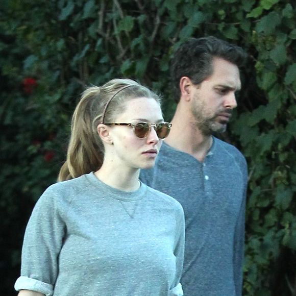 Amanda Seyfried enceinte et son fiancé Thomas Sadoski se promènent en amoureux dans les rues de Studio City, le 14 janvier 2017
