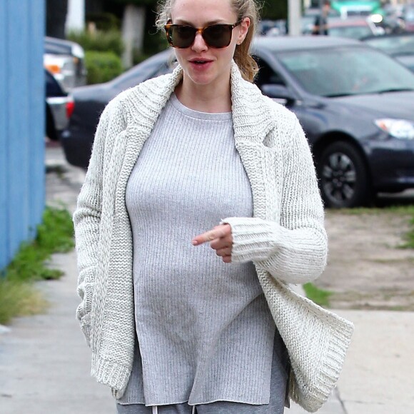 Exclusif - Amanda Seyfried, enceinte de son premier enfant, récupère son chien Finn au chenil à Hollywood le 13 janvier 2017.