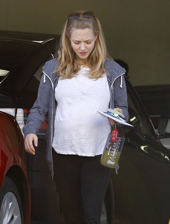Exclusif - Amanda Seyfried, enceinte, se promène à Burbank, le 11 janvier 2017.