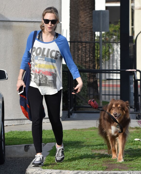 Amanda Seyfried, enceinte, promène son chien à West Hollywood. Los Angeles, le 14 décembre 2016.
