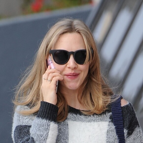 Exclusif - Amanda Seyfried enceinte en grande discussion téléphonique dans le quartier de Santa Monica à Los Angeles, Californie, Etats-Unis, le 13 décembre 2016.
