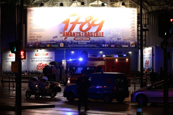Manuel Valls et le préfet de police de Paris au Palais des Sports à Paris, après l'explosition survenue sur le spectacle 1789, Les Amants de la Bastille, le 8 novembre 2013.