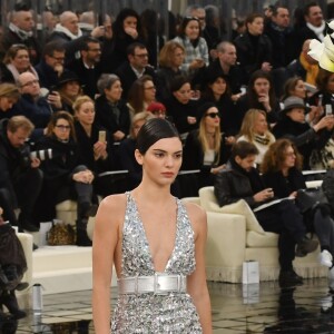 Kendall Jenner - Défilé de mode "Chanel", collection Haute-Couture printemps-été 2017 au Grand Palais à Paris. Le 24 janvier 2017.