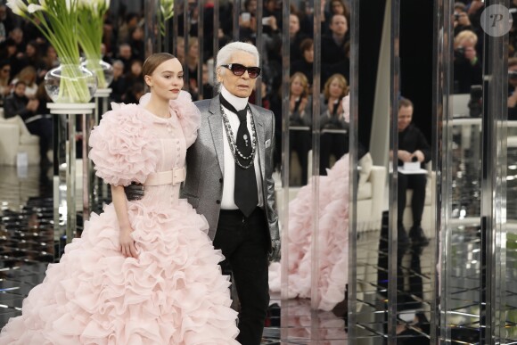 Lily-Rose Depp et Karl Lagerfeld - Premier défilé de mode "Chanel", collection Haute-Couture printemps-été 2017 au Grand Palais à Paris. Le 24 janvier 2017 © Olivier Borde / Bestimage