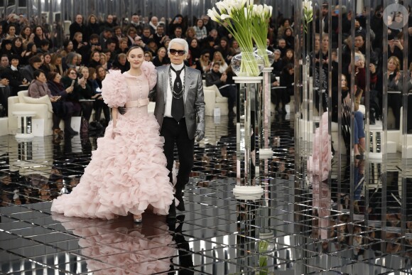 Lily-Rose Depp et Karl Lagerfeld - Premier défilé de mode "Chanel", collection Haute-Couture printemps-été 2017 au Grand Palais à Paris. Le 24 janvier 2017 © Olivier Borde / Bestimage