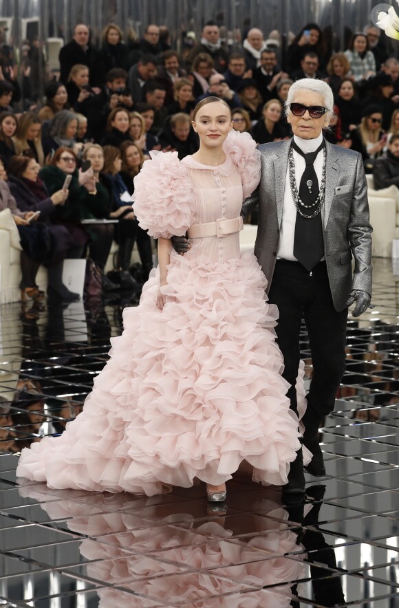 Lily-Rose Depp et Karl Lagerfeld - Premier défilé de mode "Chanel", collection Haute-Couture printemps-été 2017 au Grand Palais à Paris. Le 24 janvier 2017 © Olivier Borde / Bestimage