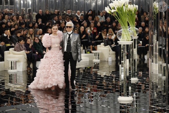 Lily-Rose Depp et Karl Lagerfeld - Premier défilé de mode "Chanel", collection Haute-Couture printemps-été 2017 au Grand Palais à Paris. Le 24 janvier 2017 © Olivier Borde / Bestimage