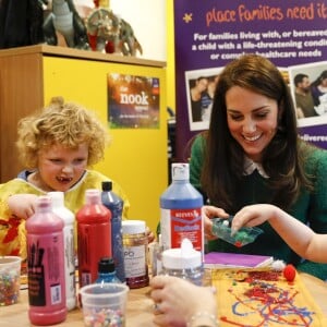 La duchesse Catherine de Cambridge, ici en plein atelier peinture avec la petite Isabella, visitait le 24 janvier 2017, en sa qualité de marraine d'East Anglia's Children Hospices (EACH), un hôpital pour enfants du Norfolk, à Quidenham.