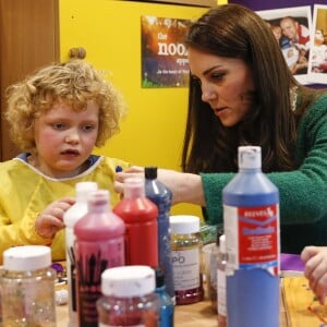 La duchesse Catherine de Cambridge, ici en plein atelier peinture avec la petite Isabella, visitait le 24 janvier 2017, en sa qualité de marraine d'East Anglia's Children Hospices (EACH), un hôpital pour enfants du Norfolk, à Quidenham.