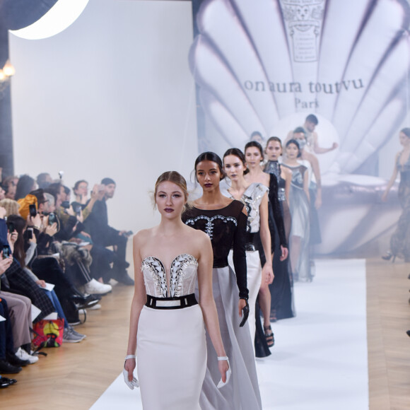 Défilé On Aura Tout Vu, collection Couture printemps-été 2017 à l'Hôtel de Ville de Paris. Le 23 janvier 2017.