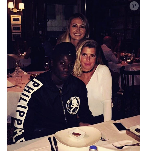Emilie Fiorelli et M'Baye Niang prennent la pose ensemble lors d'une soirée. Août 2016.