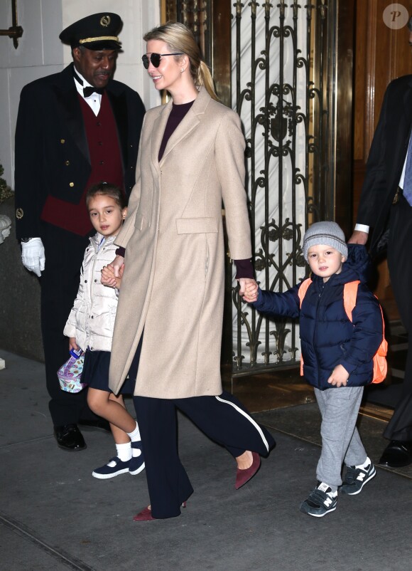 Ivanka Trump, toute souriante, et ses enfants Joseph et Arabella Kushner sortent d'un immeuble à New York, le 1er décembre 2016.