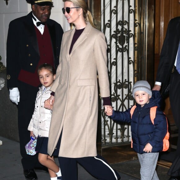 Ivanka Trump, toute souriante, et ses enfants Joseph et Arabella Kushner sortent d'un immeuble à New York, le 1er décembre 2016.