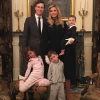 Ivanka Trump pose avec son mari Jared Kushner et leurs trois enfants (Arabella Rose, Joseph Frederick, Theodore James) à la Maison Blanche. Photo postée sur Instagram en janvier 2017.