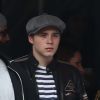Exclusif - Brooklyn Beckham est arrivé en France vendredi soir avec un ami en Eurostar en provenance de Londres et fait du shopping dans les rues de Paris, le 10 décembre 2016