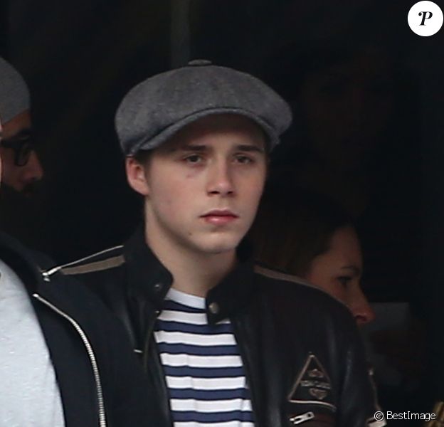 Exclusif - Brooklyn Beckham est arrivé en France vendredi soir avec un ami en Eurostar en provenance de Londres et fait du shopping dans les rues de Paris, le 10 décembre 2016