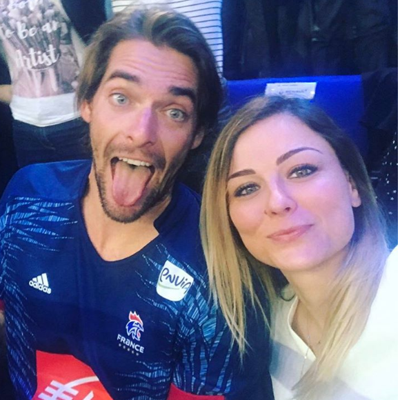 Camille Lacourt et Laure Bouleau à l'AccorHotels Arena, à Paris, pour la demi-finale du Mondial de hanball France-Slovénie, le 26 janvier 2017.