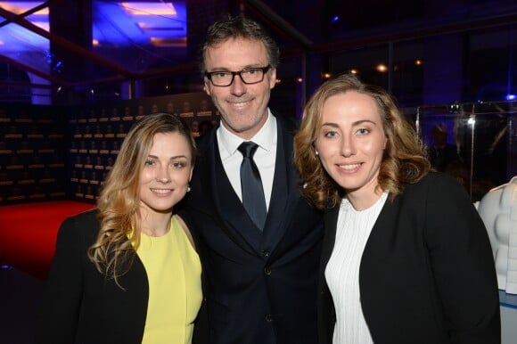 Laurent Blanc entre Laure Boulleau et Sabrina Delannoy, marraines de la Fondation - Le 3ème dîner de gala annuel de la Fondation Paris Saint-Germain (PSG) organisé place Vendôme à Paris, le 15 mars 2016.
