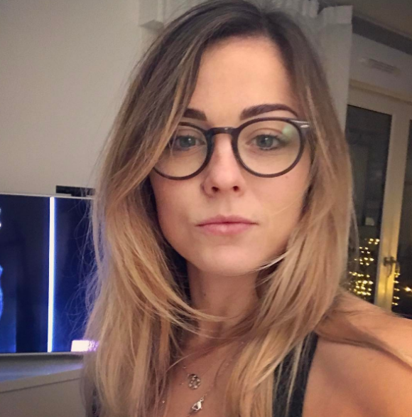 Laure Boulleau dévoile sa nouvelle tête avec des lunettes. Photo postée sur Instagram en décembre 2016.