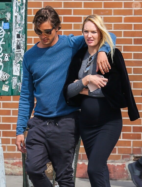 Exclusif - Candice Swanepoel enceinte se promène avec son fiancé Hermann Nicoli dans le quartier de Soho à New York, le 9 mai 2016  For germany call for price Exclusive - Pregnant Victoria's Secret Angel, Candice Swanepoel, and fiance Hermann Nicoli were spotted in the Soho district, New York on May 9, 2016. The handsome couple enjoyed each other's company while going for a walk together.09/05/2016 - New York