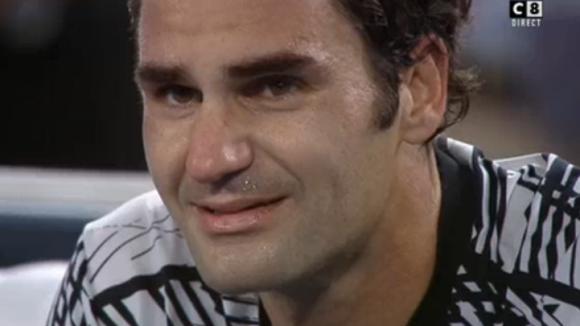 Roger Federer a remporté son 18e titre en Grand Chelem en battant Rafael Nadal en finale de l'Open d'Australie le 29 janvier 2017 à Melbourne. Son émotion après la balle de match était extraordinaire.