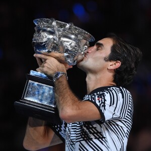 La joie de Roger Federer était spectaculaire à l'issue de sa victoire contre Rafael Nadal en finale de l'Open d'Australie, le 29 janvier 2017 à Melbourne. Vainqueur en cinq sets au terme d'un match d'une intensité folle, le Suisse ajoute un 18e succès en Grand Chelem à sa carrière.