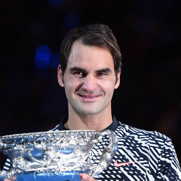 La joie de Roger Federer était spectaculaire à l'issue de sa victoire contre Rafael Nadal en finale de l'Open d'Australie, le 29 janvier 2017 à Melbourne. Vainqueur en cinq sets au terme d'un match d'une intensité folle, le Suisse ajoute un 18e succès en Grand Chelem à sa carrière.